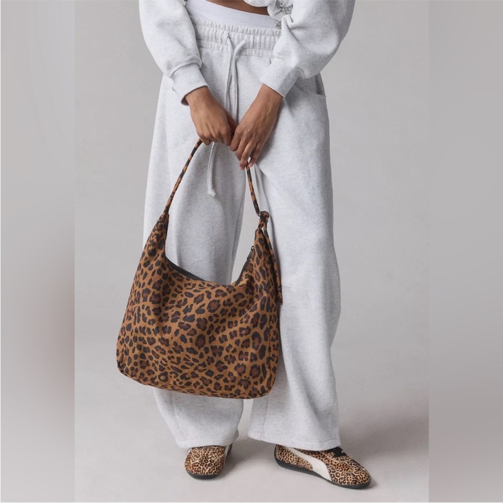 BAGGU full size nylon shoulder bag leopard EUC